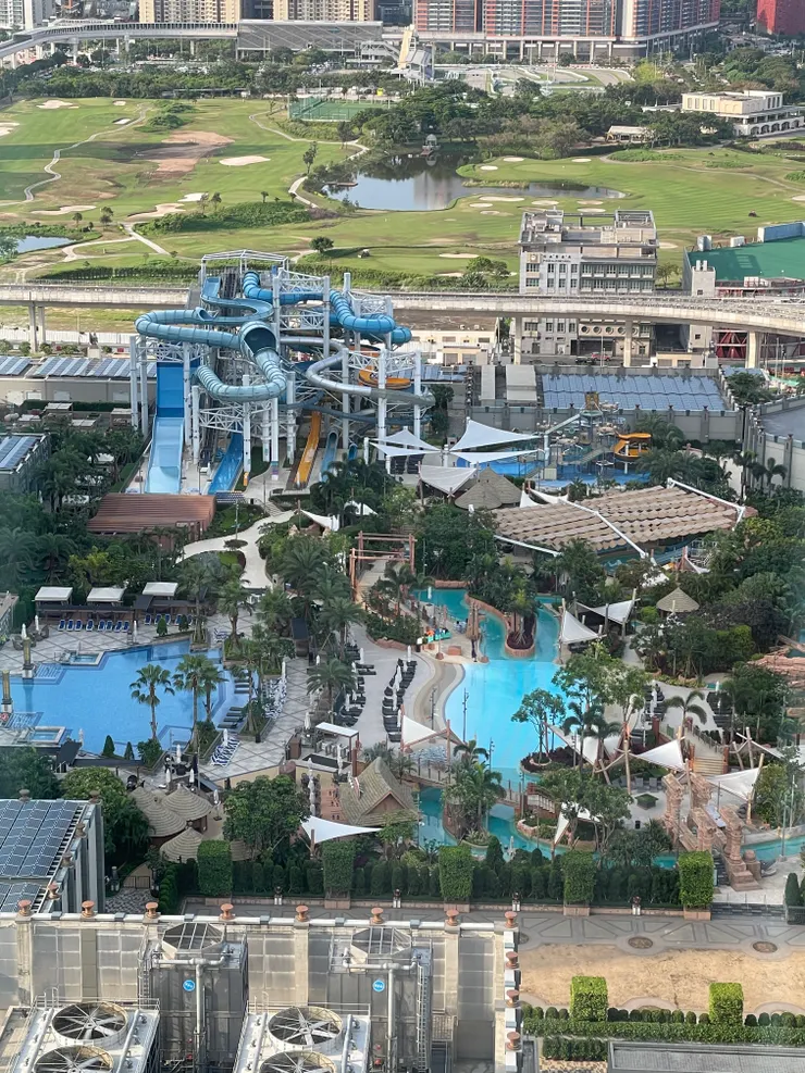 從巴黎人住宿房間看出窗外，是新濠影匯酒店的水樂園。