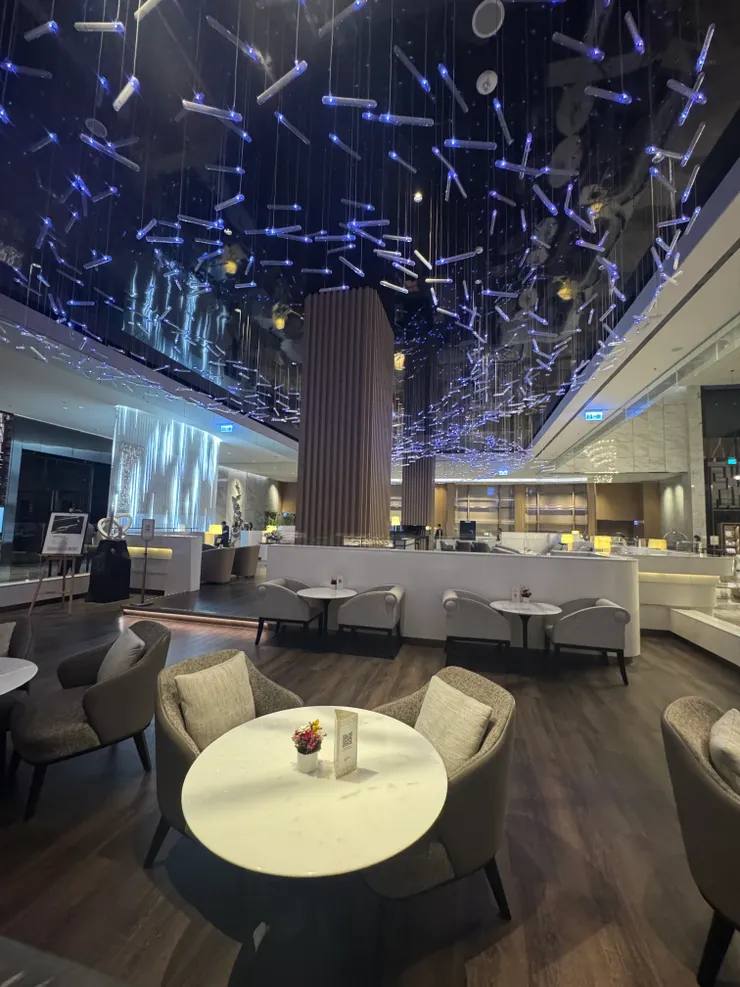 Lobby中間看起來是個酒吧空間，還會有鋼琴演奏（要看時段）