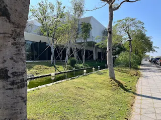 而在選股方面，每股百元以上的個股，每跳一次為0.5元，可能可以比每股不到百元的標的賺得多，但也佔據比較大的單日交易上限。來回個兩三次也就可能收工了。