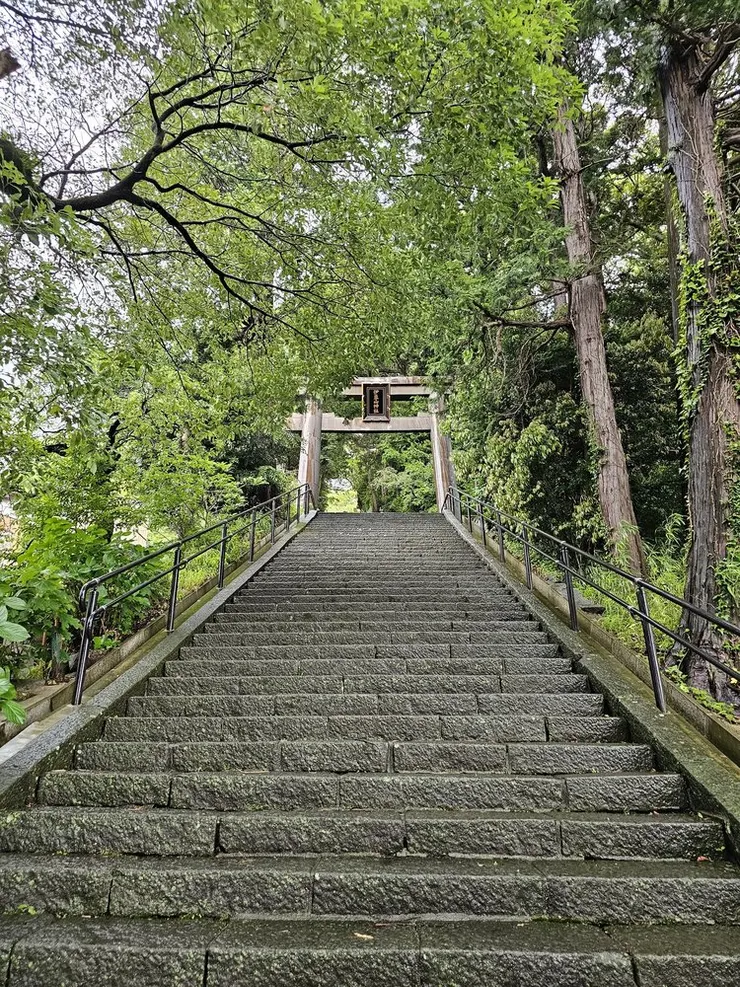 階梯之上的伊豆山神社鳥居
