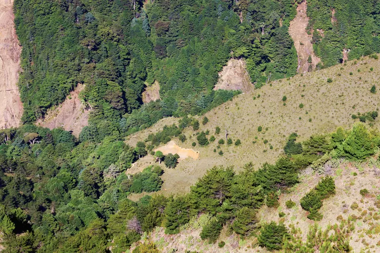 俯瞰八通關古道及八通關駐在所遺址(空地處)