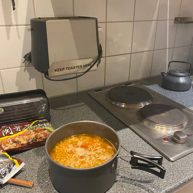 大部分apartment會有廚具,但我們還是帶了露營用的餐具組以防萬一,某些時刻還是很有幫助滴。