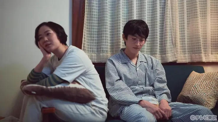 除了工作上的抱怨,感情生活、對人的看法、價值觀、雜七雜八的閒聊都會出現在白井家的飯桌、客廳裡。像白井姊弟這樣能百無禁忌暢談自己的想法的時間,或是是每個人來說都很需要的一段療癒時光。圖片來源:tv-tokyo.co.jp