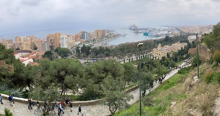 往希布拉法羅山頂的路上，左邊圓形的是馬拉加鬥牛場