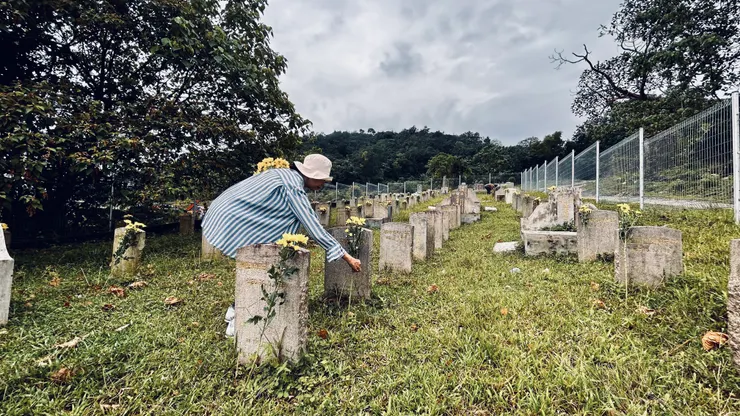 啟程前往威尼斯前，張吉安與蔡寶珠到義山上獻花／張吉安提供
