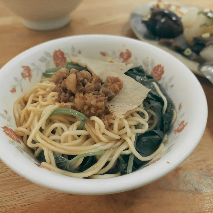 今天原本想去吃酸辣粉結果到現場店家沒開，去吃隔壁的麵，很古早味很好吃～