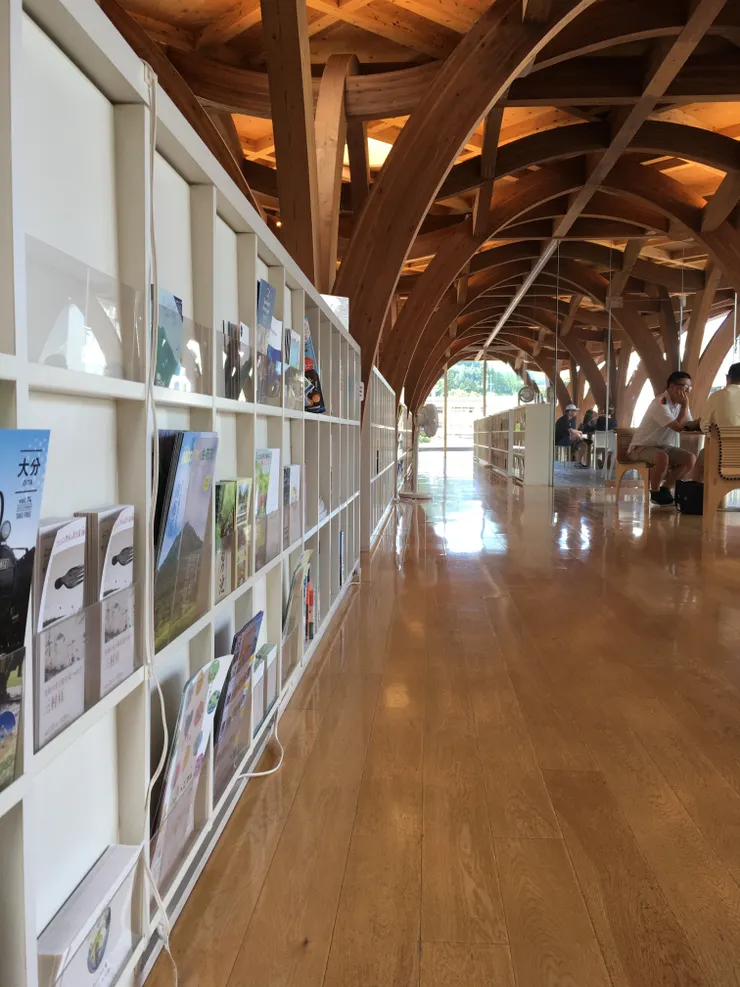 由布市遊客服務中心一樓是遊客服務中心,二樓則設置旅行圖書館以及眺望露臺