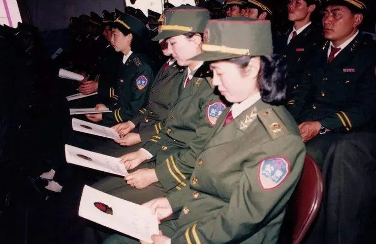 83式公安制服，林理洵父親的制服應是此型(https://pic.sogou.com/pic/download.jsp?v=5&statref=searchlist&keyword=83%E5%BC%8F%E5%85%AC%E5%AE%89%E8%AD%A6%E6%9C%8D&initQuery=83%E5%BC%8F%E5%85%AC%E5%AE%89%E8%AD%A6%E6%9C%8D&index=1&id=e79a8706efd117f6-9e2c5840f1042f9c-75b75f607a10b561a1a825b33fc6df8d&spver=0&AB_test_cache=b&mode=1&ssf=searchlist_hintword_down#!id=e79a8706efd117f6-9e2c5840f1042f9c-75b75f607a10b561a1a825b33fc6df8d&index=1)