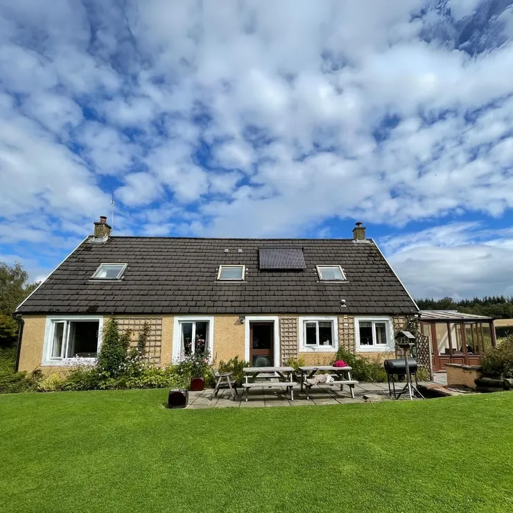 在格拉斯哥近郊的一間別墅小屋，有巨大的後花園，非常唯美。