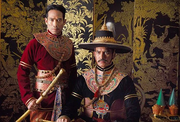 2017年歷史劇《阿瑜陀耶》(Sri Ayodhya)第二季中的鄭王和通鑾。-來源:‘ผู้พันเบิร์ด’ ร่วมเทิดพระเกียรติฯ รับบท ‘พระเจ้าตากสินมหาราช’ ใน ‘ศรีอโยธยา ภาค2,Naewna Online,2018年7月3日。