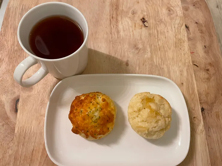 木溪司康（左：起司、右：蘋果肉桂）搭配無糖紅茶剛剛好。