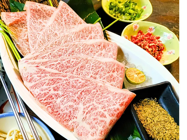 A5 日本熊本和牛霜降翼板:一頭牛僅能取出約 4-5kg 的精華部位。肉質兼具了和牛特有的細緻脂香與翼板紮實的層次感,大理石般的油花分佈(Marbling)是其最迷人的特徵。