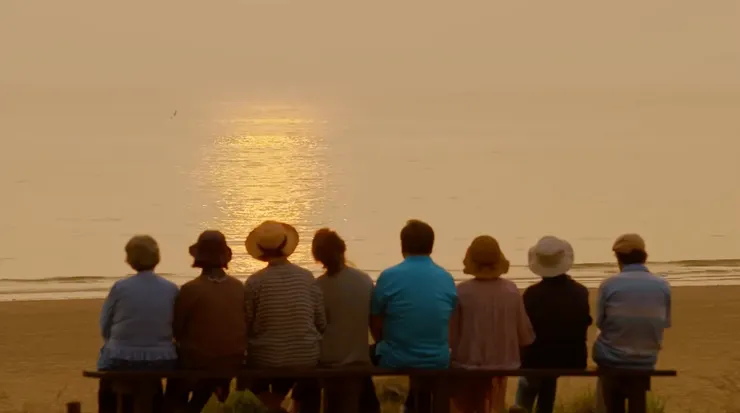 夕陽餘暉的晚霞中，我覺得最美的是我們「在一起」。