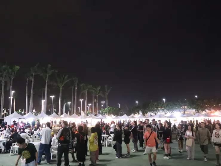 戶外美食攤位及戶外座位區。