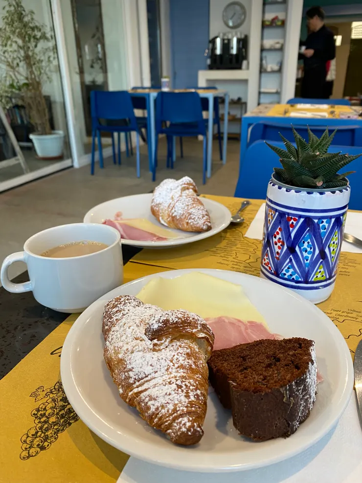 自助式早餐，選擇雖不多但都蠻好吃的～