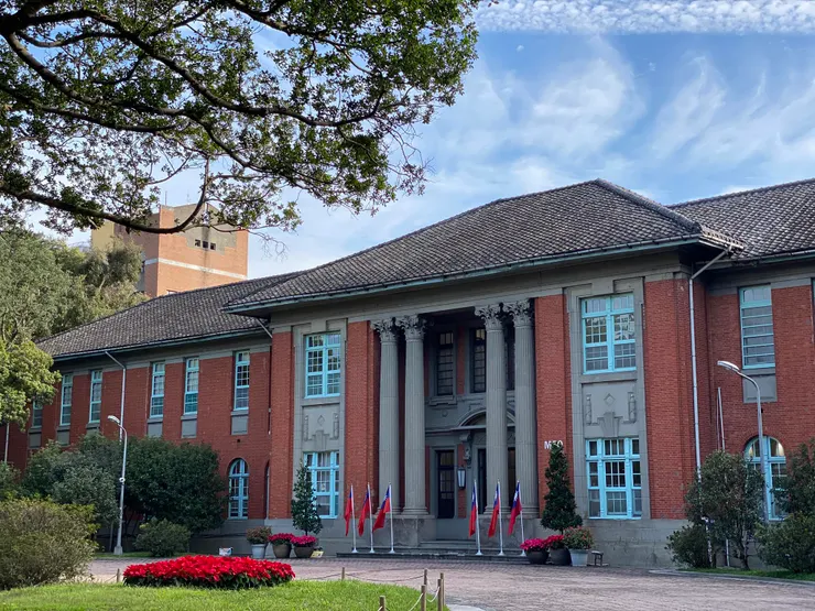 椰林大道南側有帝大時期最重要的理農部及農林專門部本部 (今行政大樓 )