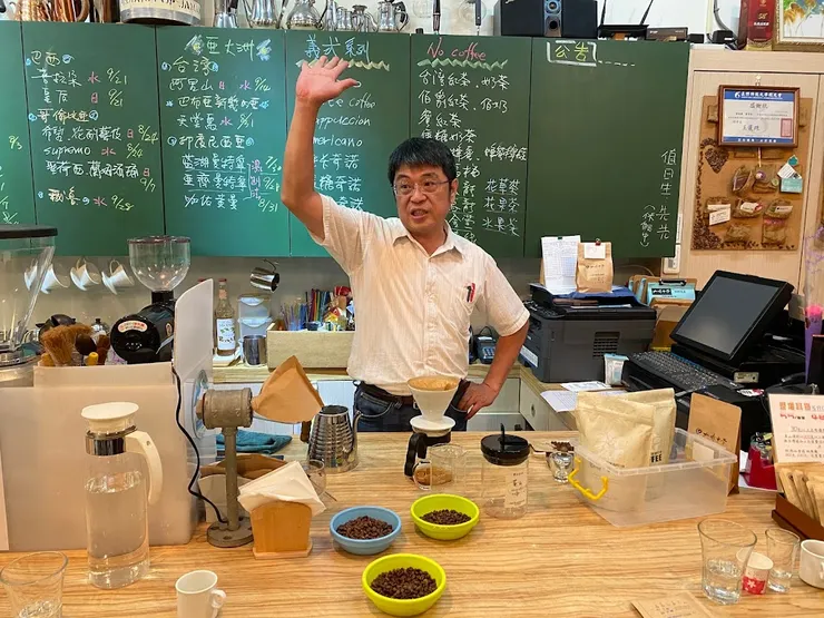咖啡中學吧台前老闆沖煮咖啡