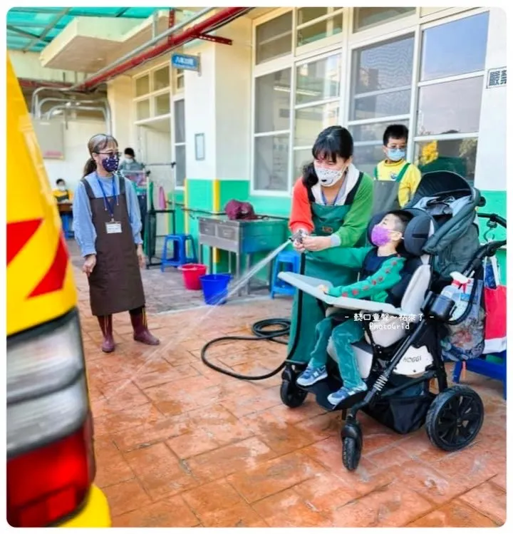 校方說洗車是每個學期都有的活動之一,現場直接讓孩子參與。