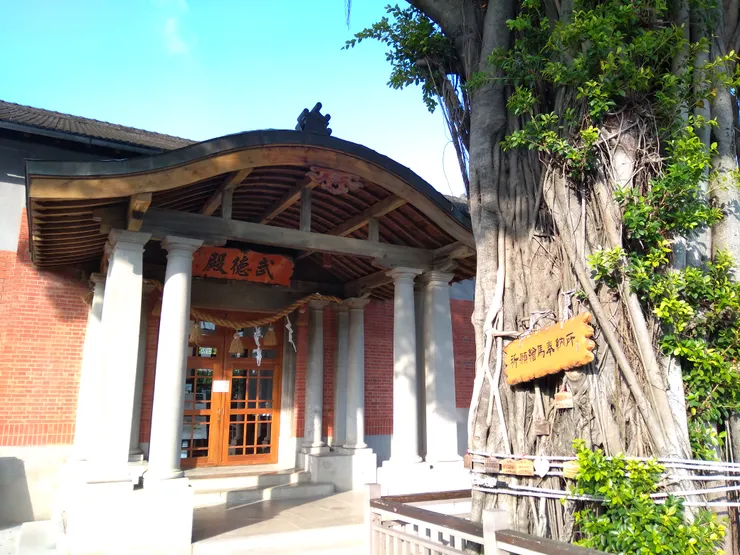 高雄哈瑪星武德殿的『唐破風』入口。卷棚出檐也是源自唐帝國文化，藉由日本之手又進入台灣（圖片為版權所有，請勿挪為他用）。