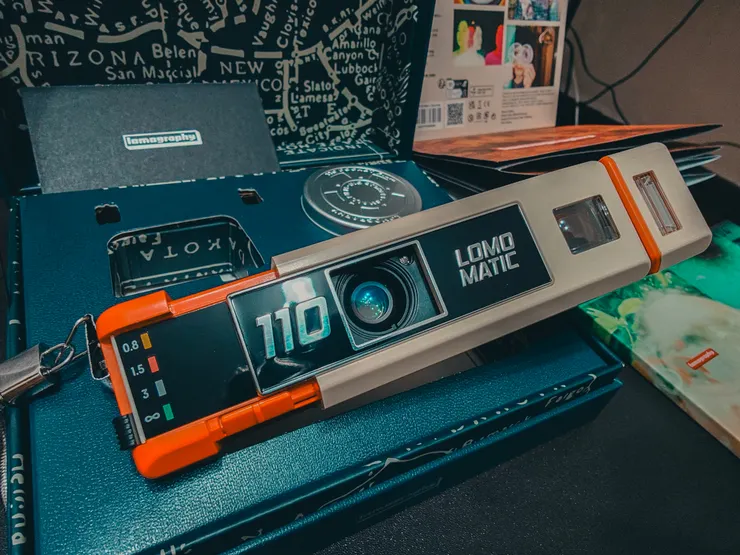 裝上閃光燈後的完全體,大小依然是一手可以掌握的輕巧與便攜!