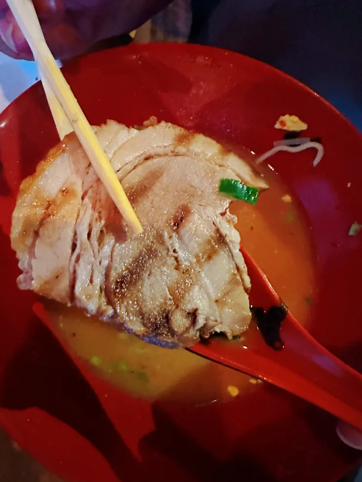 叉燒肉片厚度還行，滋味普普