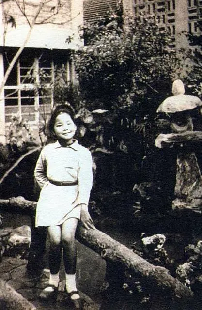 ▲ 鄧麗君在蘆洲國小水池前