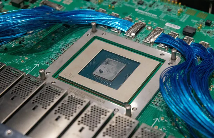 Broadcom Tomahawk 5 晶片，象徵高頻寬交換核心。