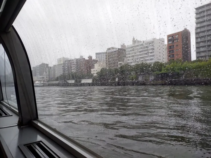 雨天在船艙內拍照，我跟畫面都QQ了