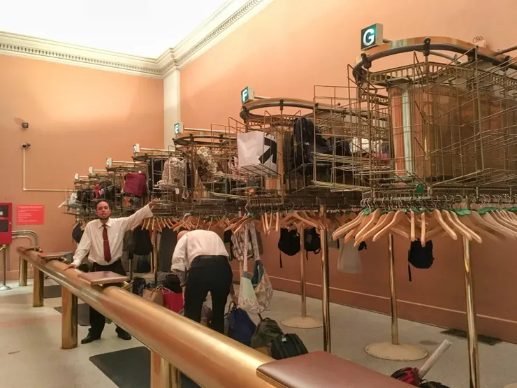 The Met 的衣帽寄物間，Photo: Zora, The Met, NY. (Jul. 17, 2019.)