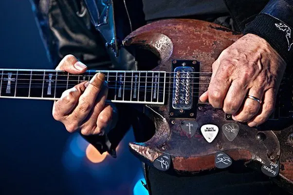 Tommy Iommi 指部特寫