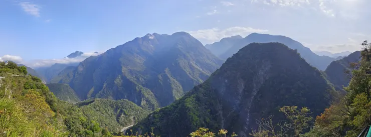 【這裏就很好且暫停散個步 靜觀群峰壯心中若有所悟】