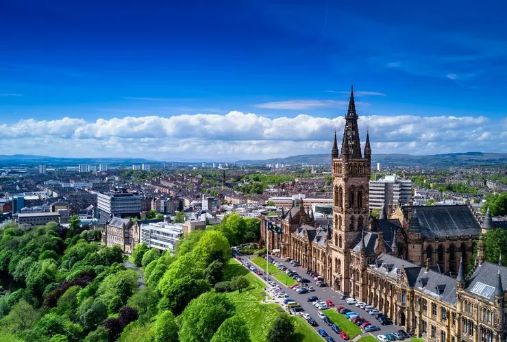 筆者畢業於格拉斯哥大學, 位於蘇格蘭第一大城格拉斯哥, 是蘇格蘭商業中心