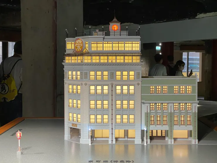 菊元百貨店右側原本有一棟四層樓房，後來合併增建。