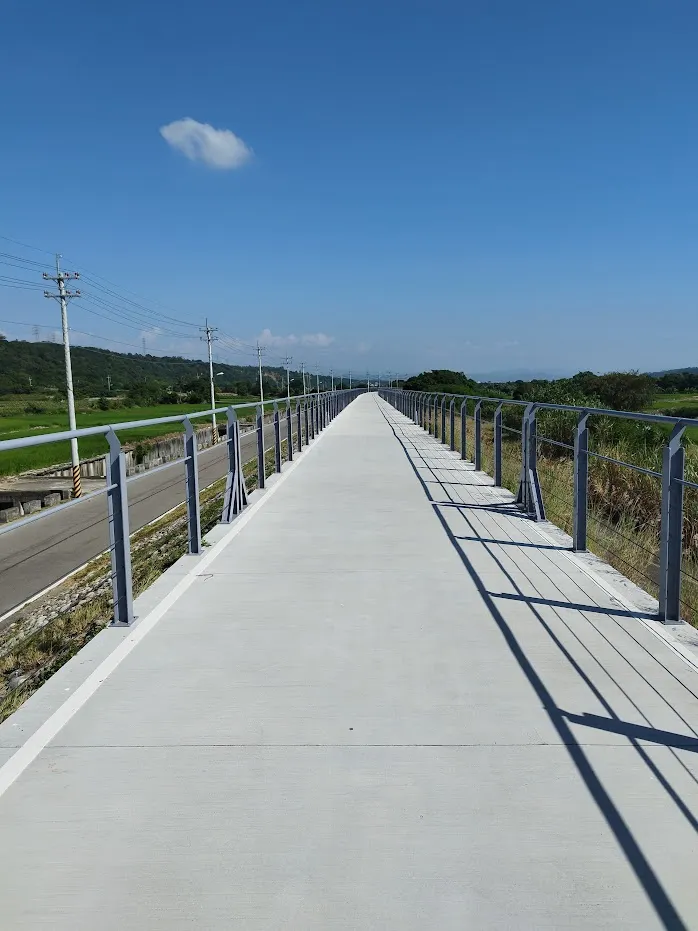 完全沒有綠廊 騎在堤岸上 小心曬傷 河童拍攝/2023年