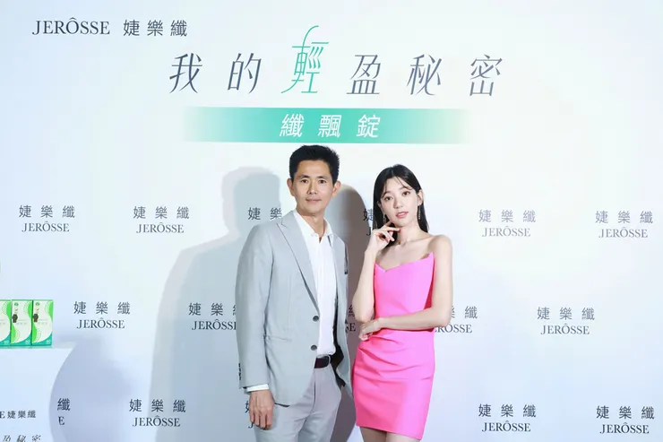 ▲婕樂纖董事長呂世博（左）與郭雪芙（右）合影。(圖／婕樂纖提供)