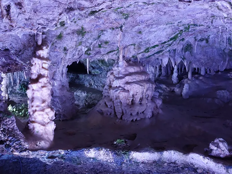 鐘乳石長的意外地像佛堂，但又好像有點奇怪？