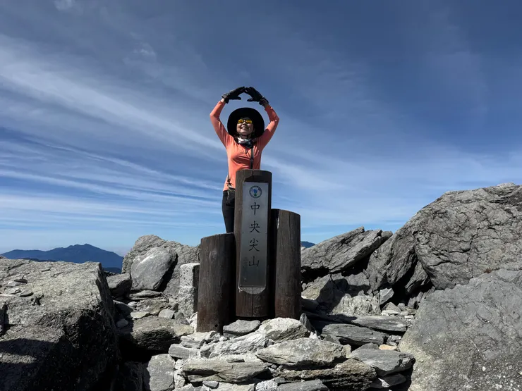 仿效隊友擺出一個尖姿