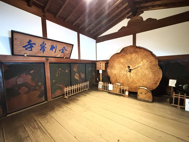 門扉襖繪和奧之院的高野杉(自行拍攝)