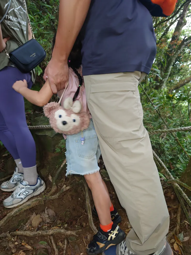 下山遇到一對夫妻攜帶未成年子女，從小養成登山風氣立意良善，但仙山拉繩多，採點落差對小朋友而言間距過大，我認為仙山不適合帶未成年孩童來攀爬