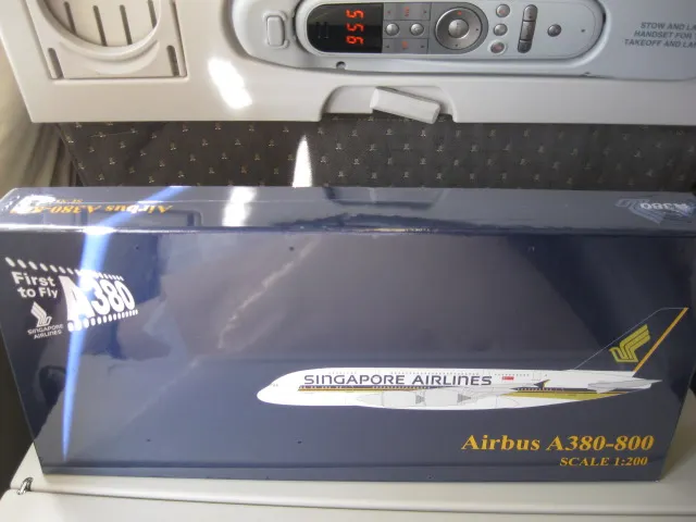 這是我在新航飛機上買的新航空中巴士A380型客機飛機模型!