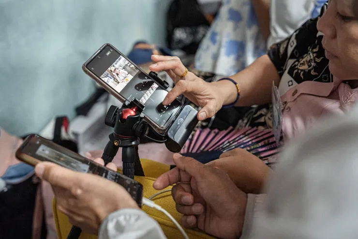 學員分組學習應用手機完成拍攝、剪輯等短影音創作技巧。圖：主辦單位提供