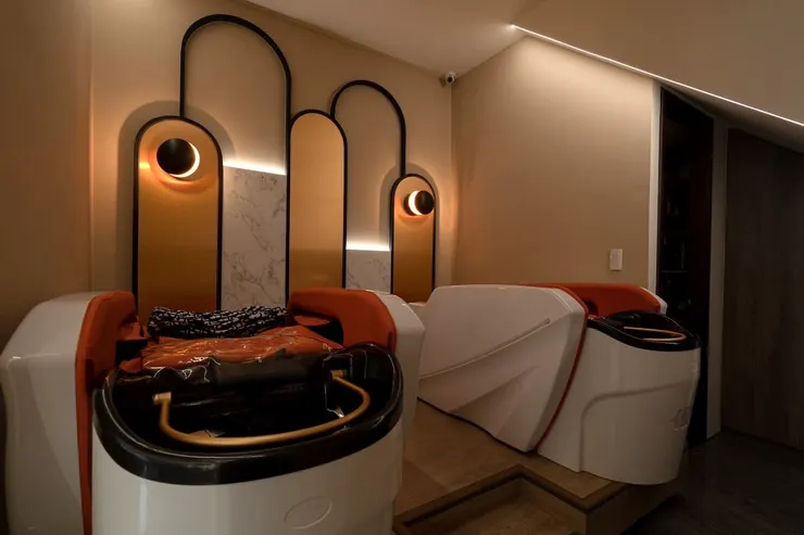 圖說:沙龍設有獨立洗護與頭皮養護空間,結合燈光與環境設計,提升顧客整體放鬆體驗。(圖/双月美學髮藝)