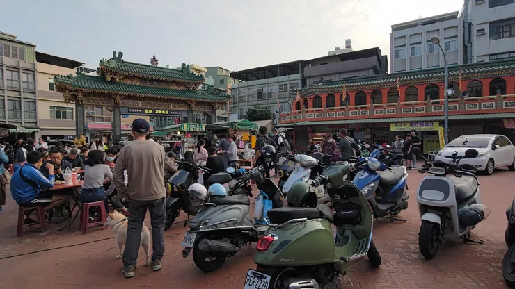 看到廟口，想起爸爸媽媽每次出去玩看到廟都要拜，頓時感受到為什麼當初來台的台灣羅漢腳，要有廟宇作為心靈寄託了
