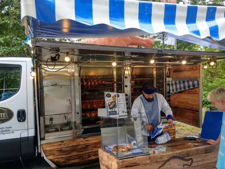 有賣全雞、半雞和雞腿的烤雞車