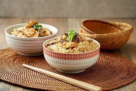 [基隆美食]當天現做現賣的三小姐油飯鍋貼，經營三十年的老店，