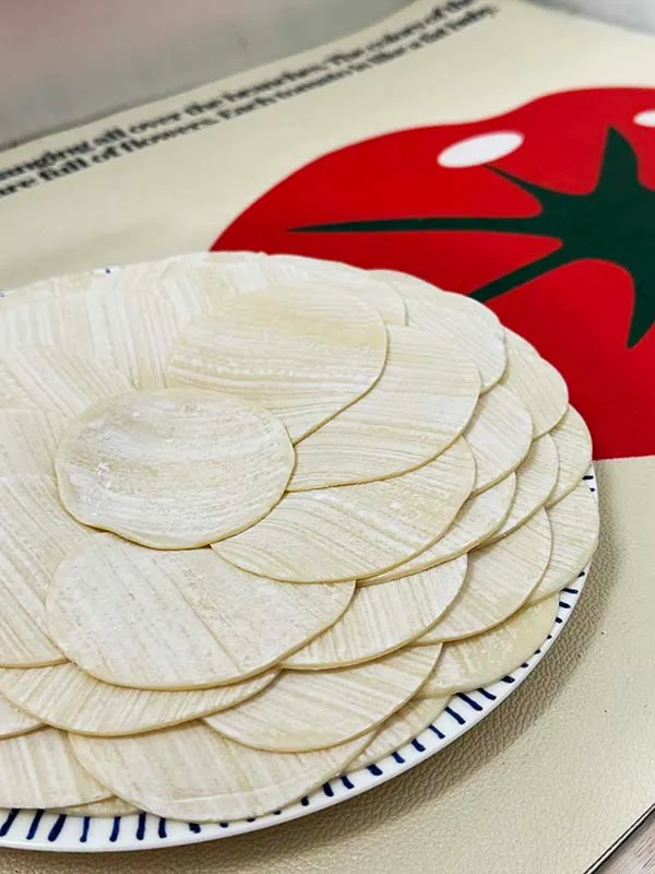 一開始還閒情逸致拍水餃皮花