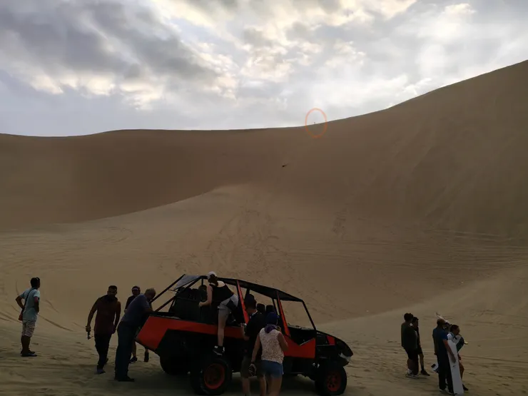 看到那個橘圈了嗎，人從那裏滑下來的