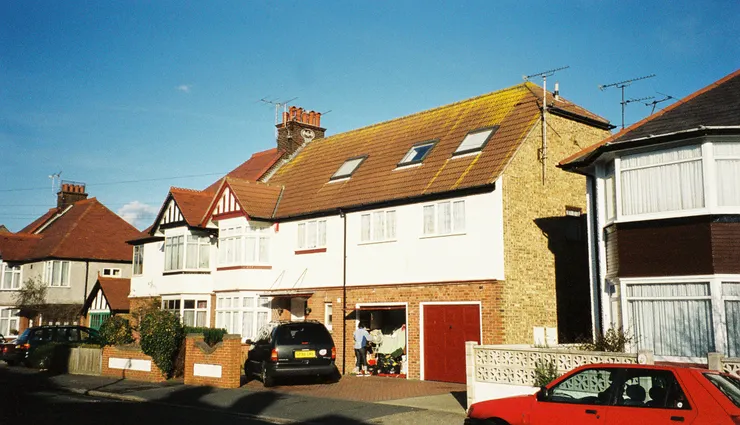 樓頂中間那個窗簾打開的就是我房間