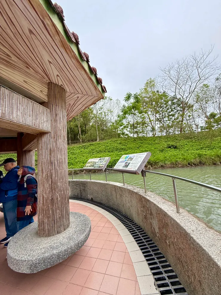 涼亭亭欄地上的內側，有整圈漏水口的設計，這就是農塘的溢水口，當雨季時， 農塘的水位高於亭欄，就會從溢水口排出。