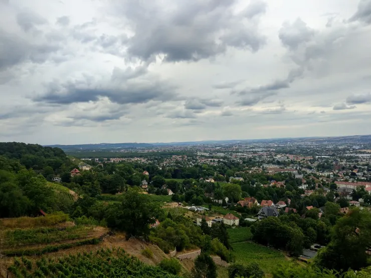 看得到遠方市區的聖母教堂